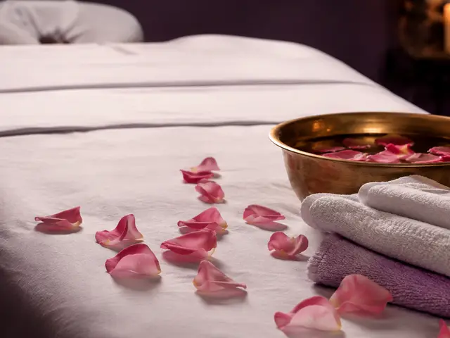 Havlu, gül yaprakları ve pirinç kâse — Asmalı Mescit, Masaj Salonun