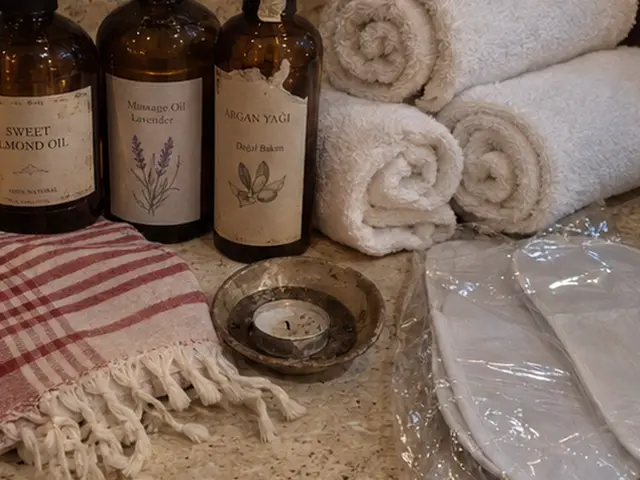 Tatlı badem ve argan yağı, havlular ve peştemal — Asmalı Mescit, Masaj Salonun